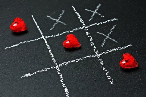 Tic tac toe with hearts.