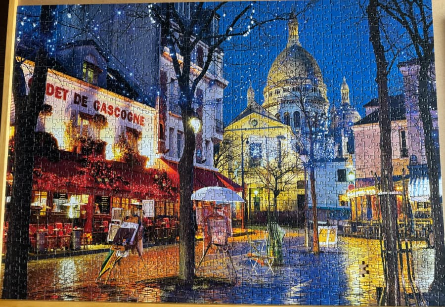Jigsaw puzzle of Montmartre with one piece missing.